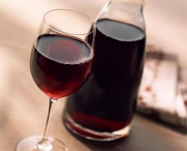 вино в келиху і графині на столі