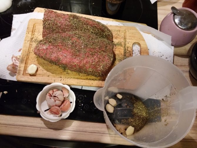 Ось так спеції для м'яса можна вмістіті на дно посуду
