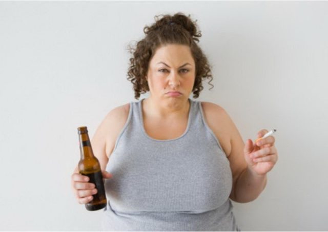 жінка з пляшкою пива и сигаретою