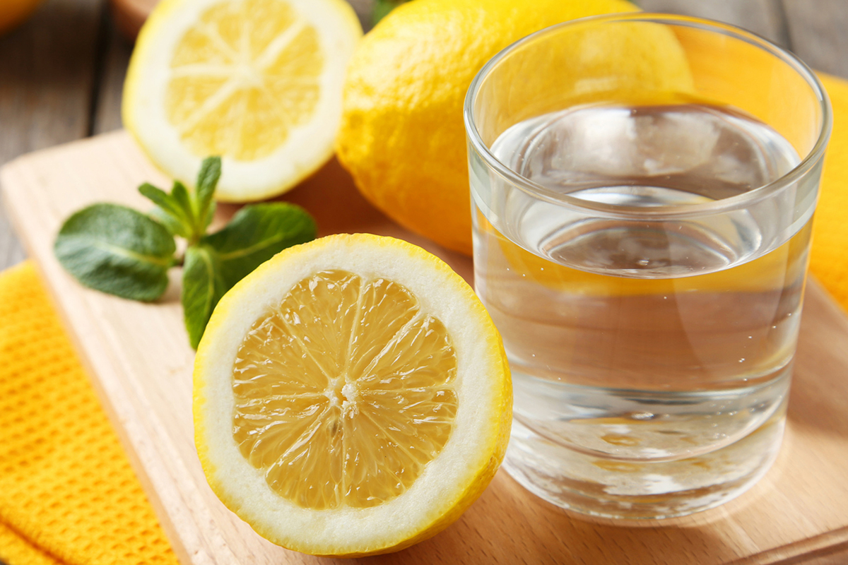 склянку теплої води з лимонним соком